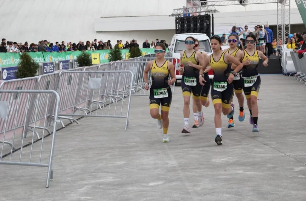 Equipo femenino del Club Atlético Melilla corriendo en competición