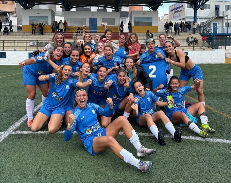 Jugadoras del ATM Melilla celebrando una victoria en el campo
