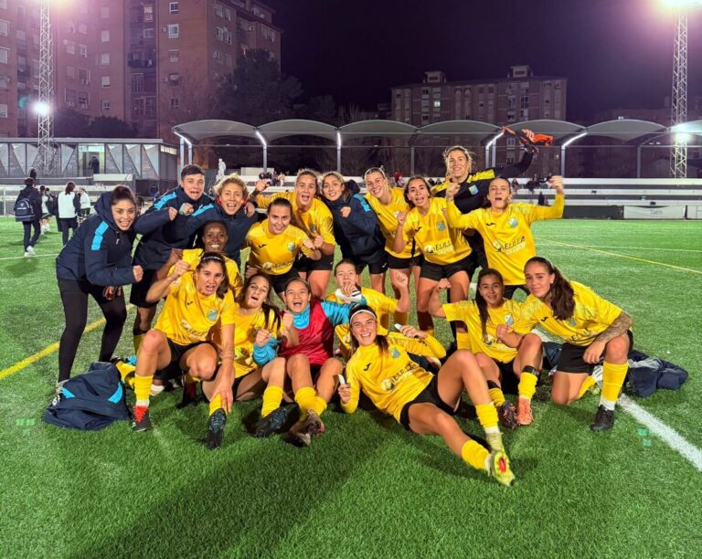 Jugadoras del ATM Melilla celebrando su victoria en el campo de fútbol