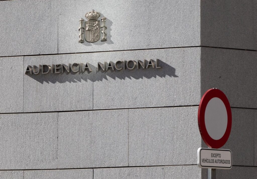 Edificio de la Audiencia Nacional en España con señal de tráfico