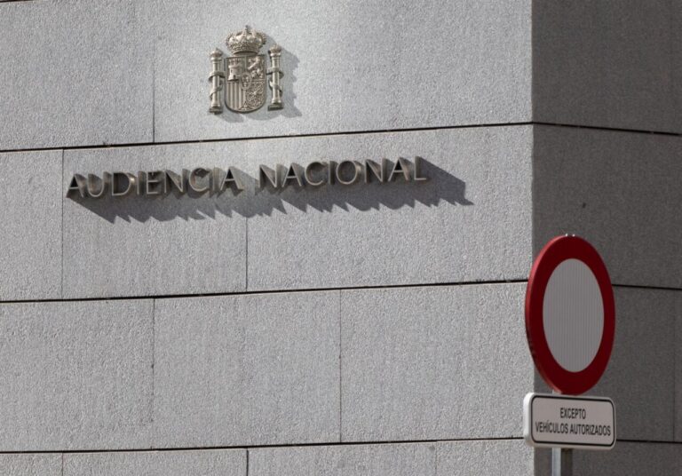 Edificio de la Audiencia Nacional en España con señal de tráfico