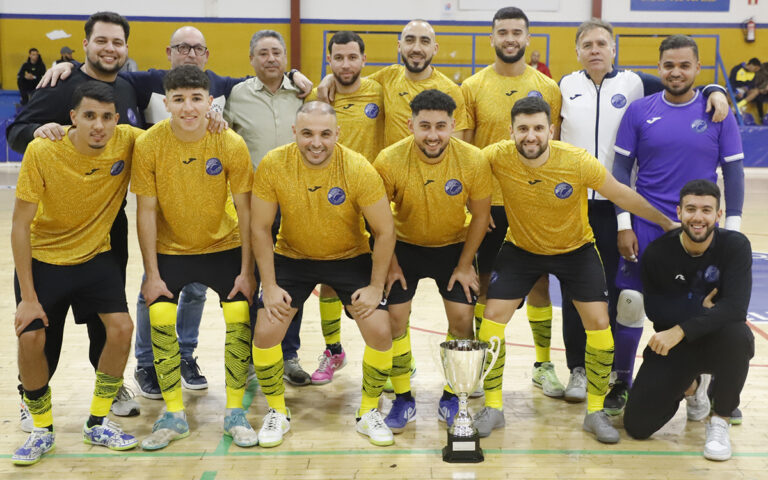 Equipo Boomerang C.F. posando con el trofeo de la Copa Federación