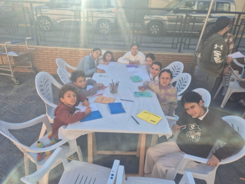 Niños participando en talleres creativos durante el Ramadán en Melilla