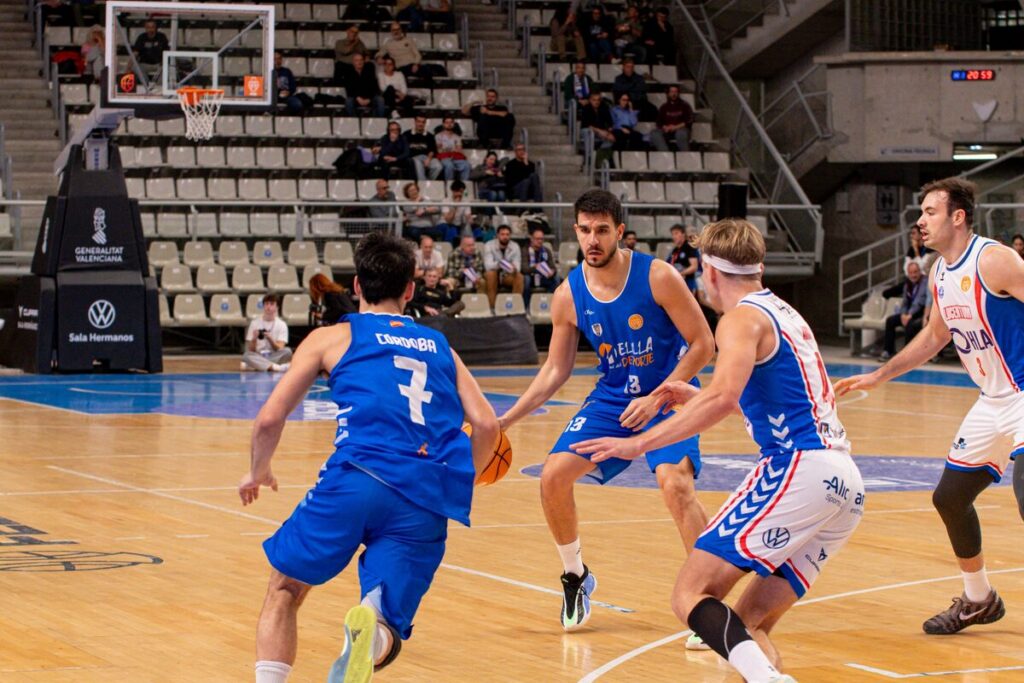 Jugadores del Club Melilla Baloncesto en acción durante un partido