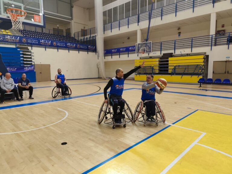 Jugadores de baloncesto en silla de ruedas entrenando en el pabellón