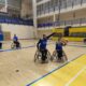 Jugadores de baloncesto en silla de ruedas entrenando en el pabellón