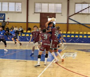 Jugadores de balonmano en acción durante un partido en el pabellón