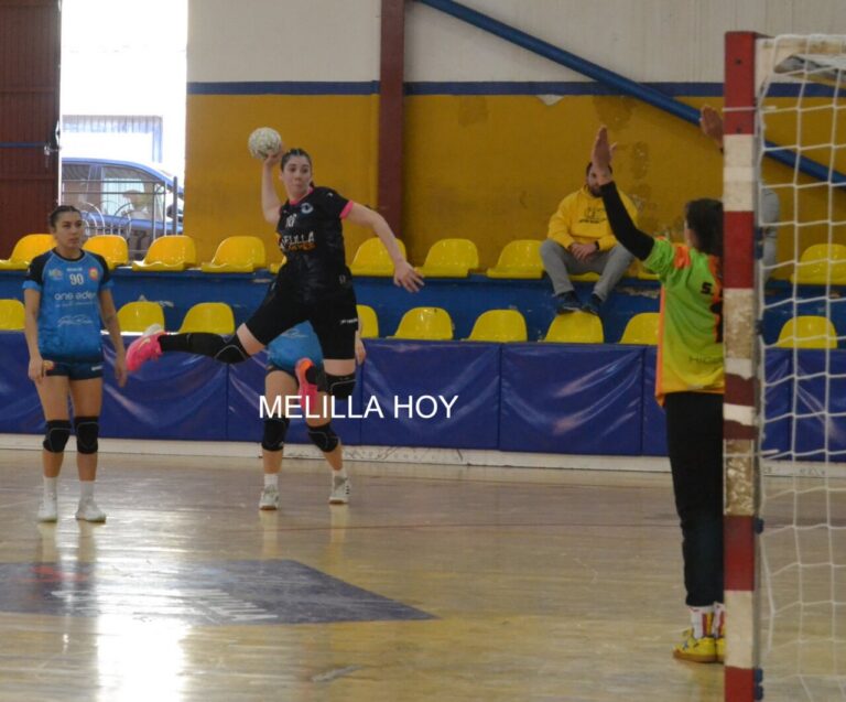 Jugadora del Club Balonmano T-Maravilla Melilla lanzando el balón en un partido
