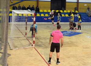 Jugadora del Club Balonmano T-Maravilla Melilla lanzando a la portería en un partido