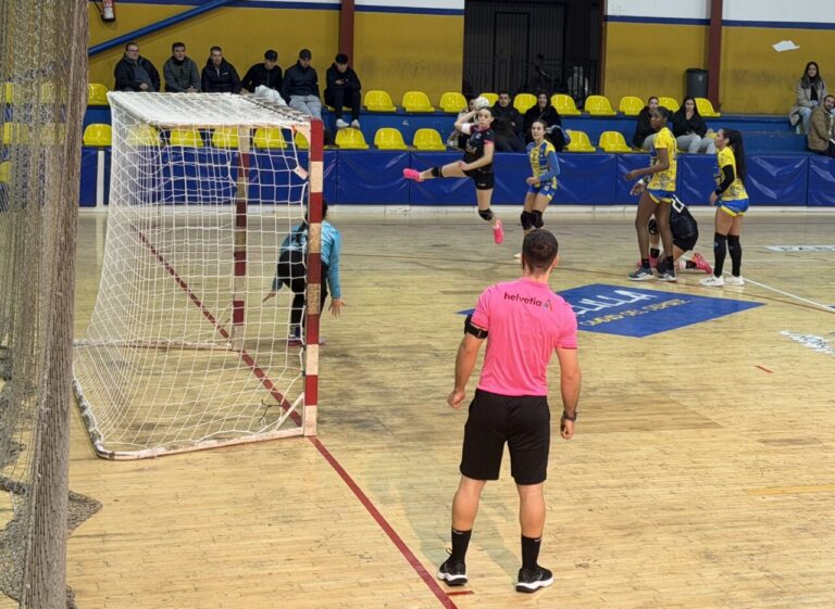 Jugadora del Club Balonmano T-Maravilla Melilla lanzando a la portería en un partido