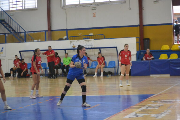 Jugadora del T-Maravilla Melilla en acción durante un partido de balonmano