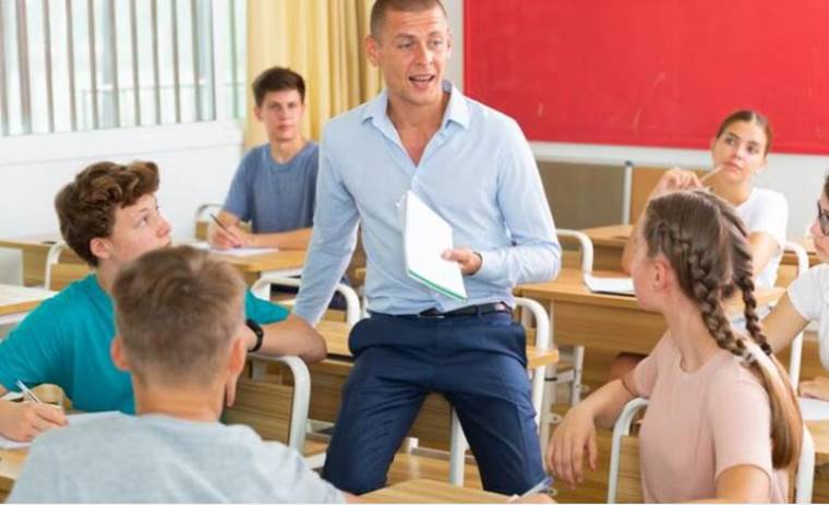 Profesor enseñando a estudiantes en un aula moderna