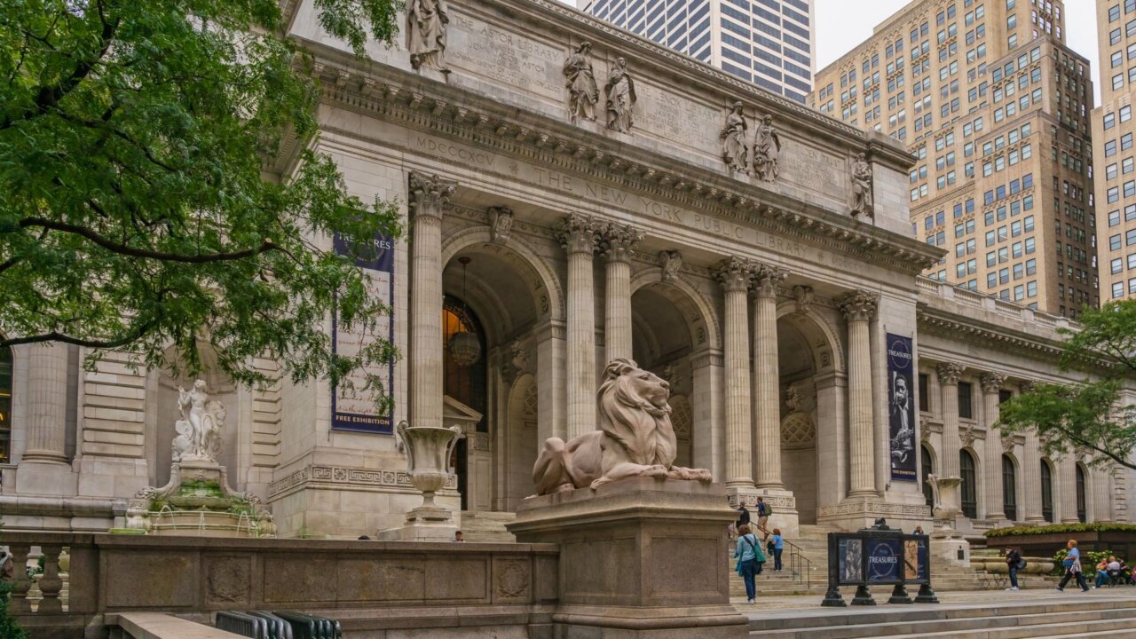 Fachada de la Biblioteca Pública de Nueva York con leones y arquitectura clásica