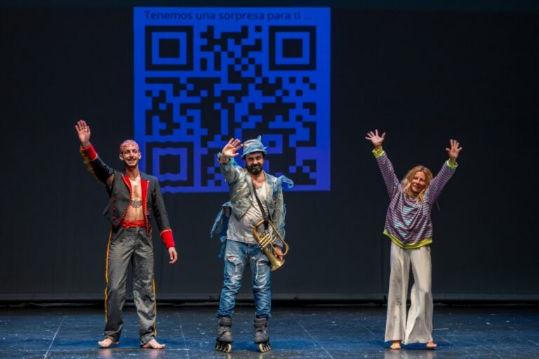 Tres artistas en el escenario del espectáculo Blowing en el Kursaal