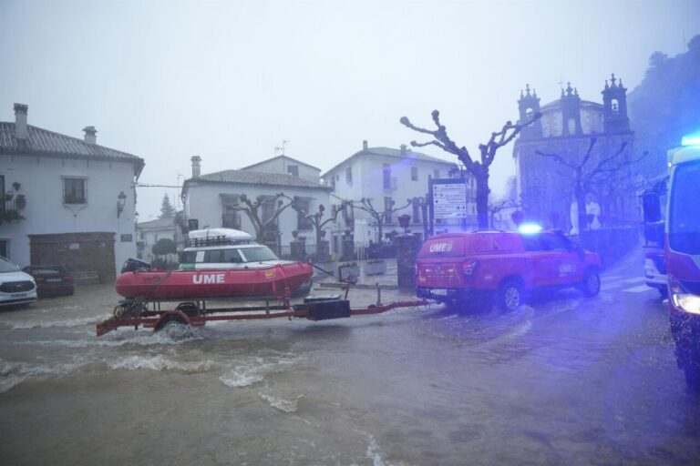 Vehículos de emergencia en una calle inundada por la borrasca Leonardo en Andalucía