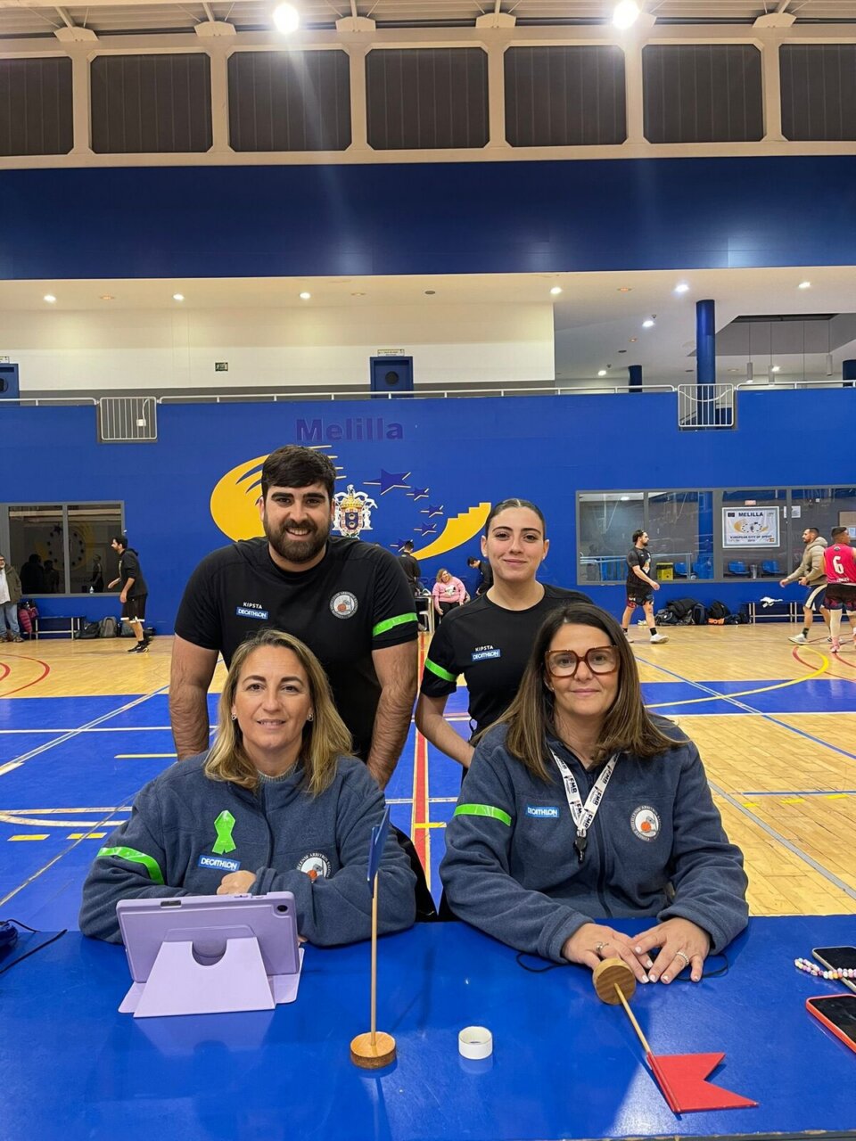 Grupo de personas en evento deportivo con brazaletes verdes de esperanza