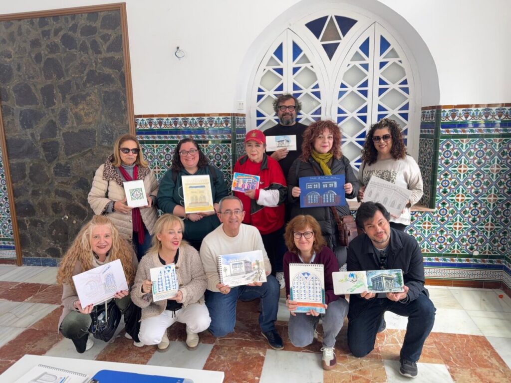 Grupo de Urban Sketchers mostrando sus dibujos en el antiguo salón del té del Hospital Militar de Melilla