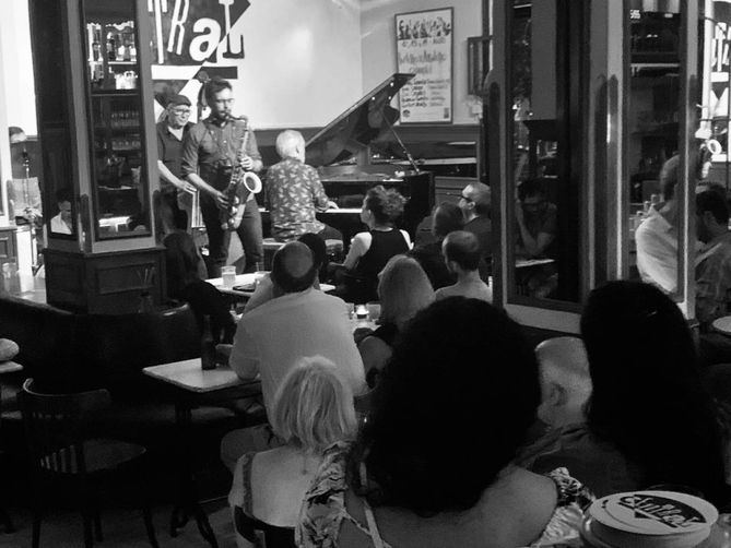 Músicos tocando jazz en el Café Central de Madrid