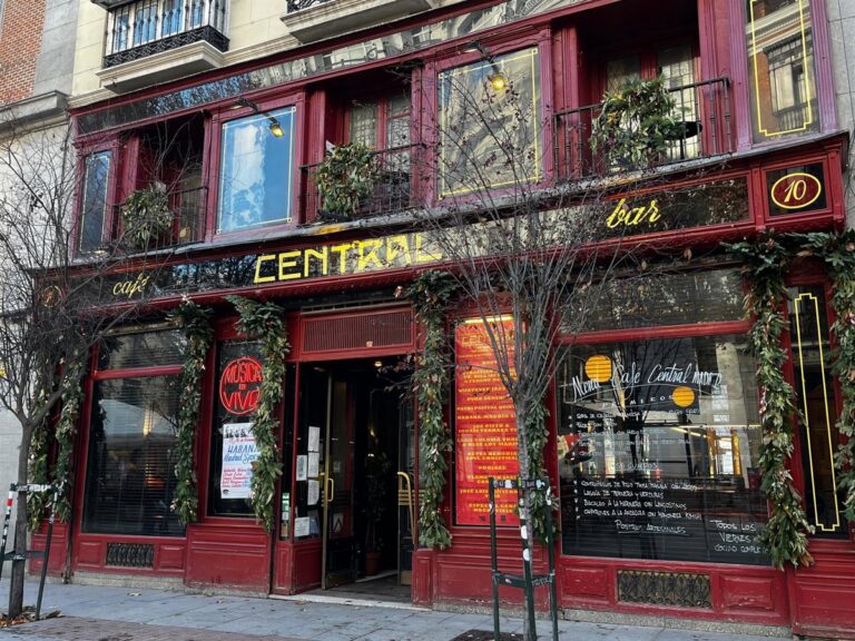 Fachada del Café Central en Madrid con decoración navideña