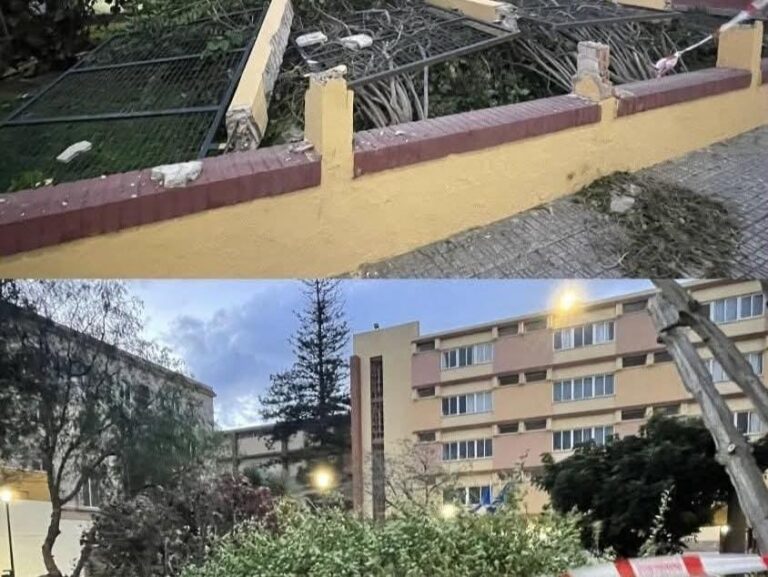 Muro caído del Instituto Leopoldo Queipo en Melilla tras el temporal