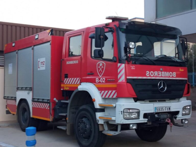 Camión de bomberos en Melilla estacionado frente a un edificio.