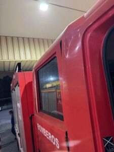 Camión de bomberos rojo en un garaje durante la noche