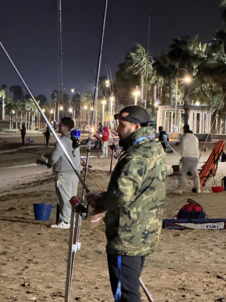 Pescadores compitiendo en el Campeonato de Carnaval 2026 en la playa