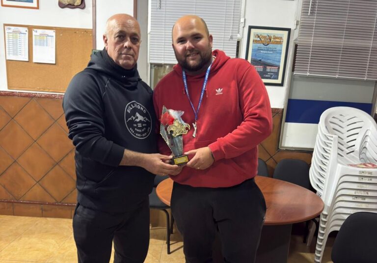 Carlos Javier Soler recibiendo trofeo del Campeonato de Carnaval 2026