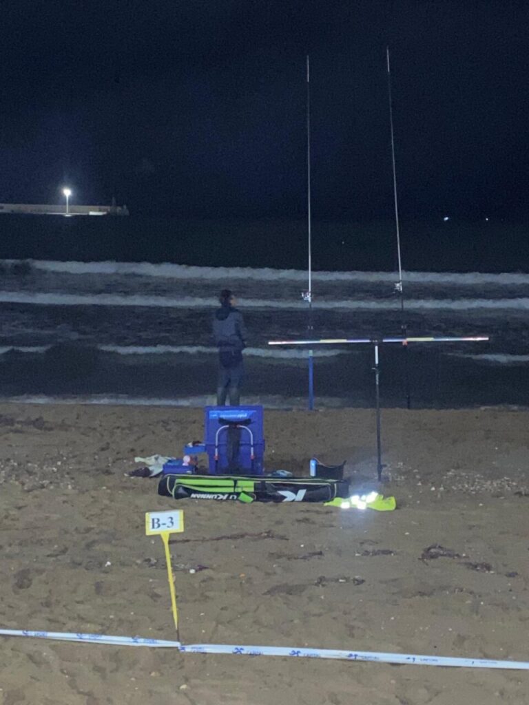 Competidor en la playa durante el Campeonato de Pesca Carnaval 2026 en Melilla.