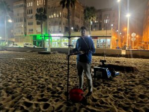 Pescador en la playa durante el Campeonato Carnaval 2026 en Melilla