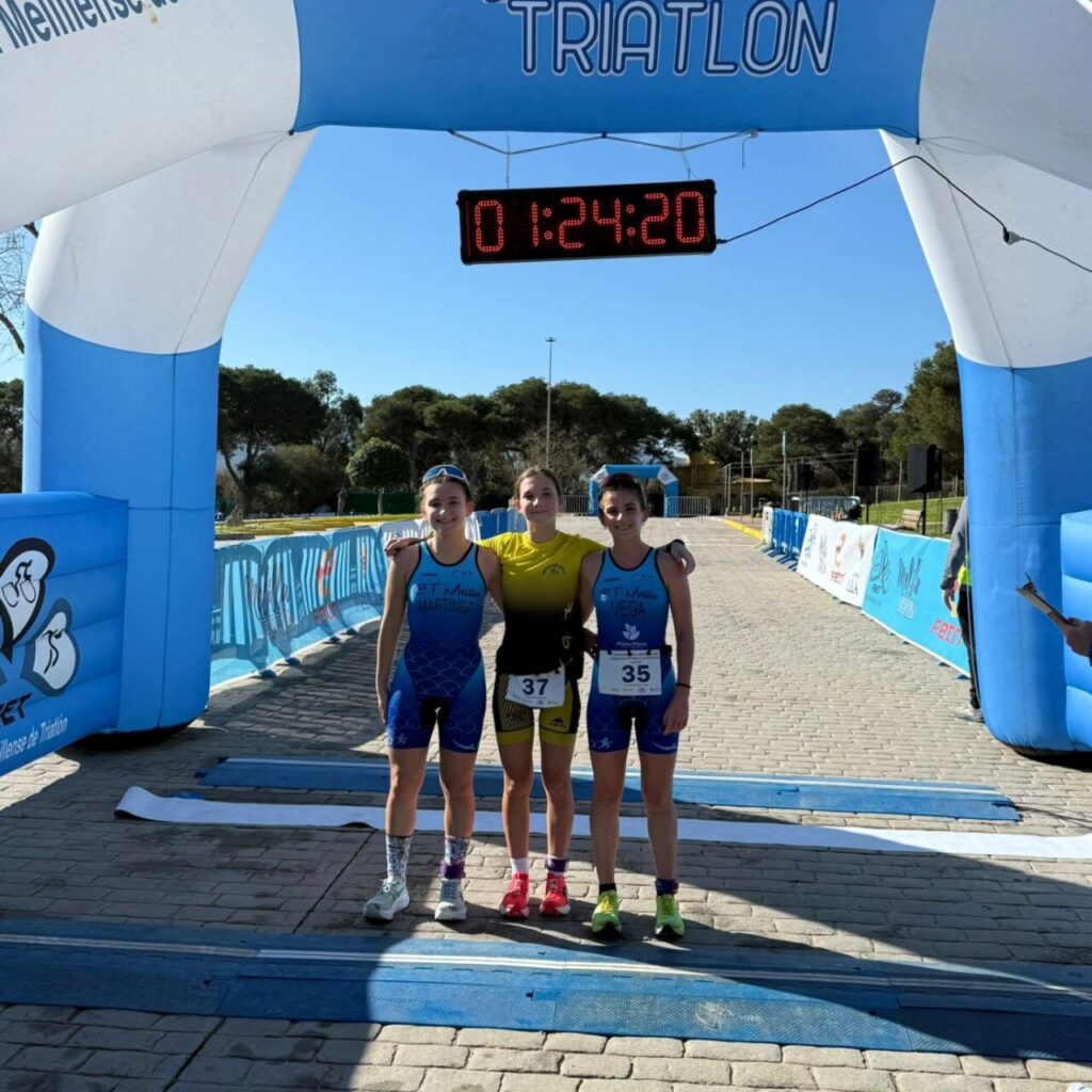 Tres triatletas posando en la meta del Campeonato de Melilla de Duatlón