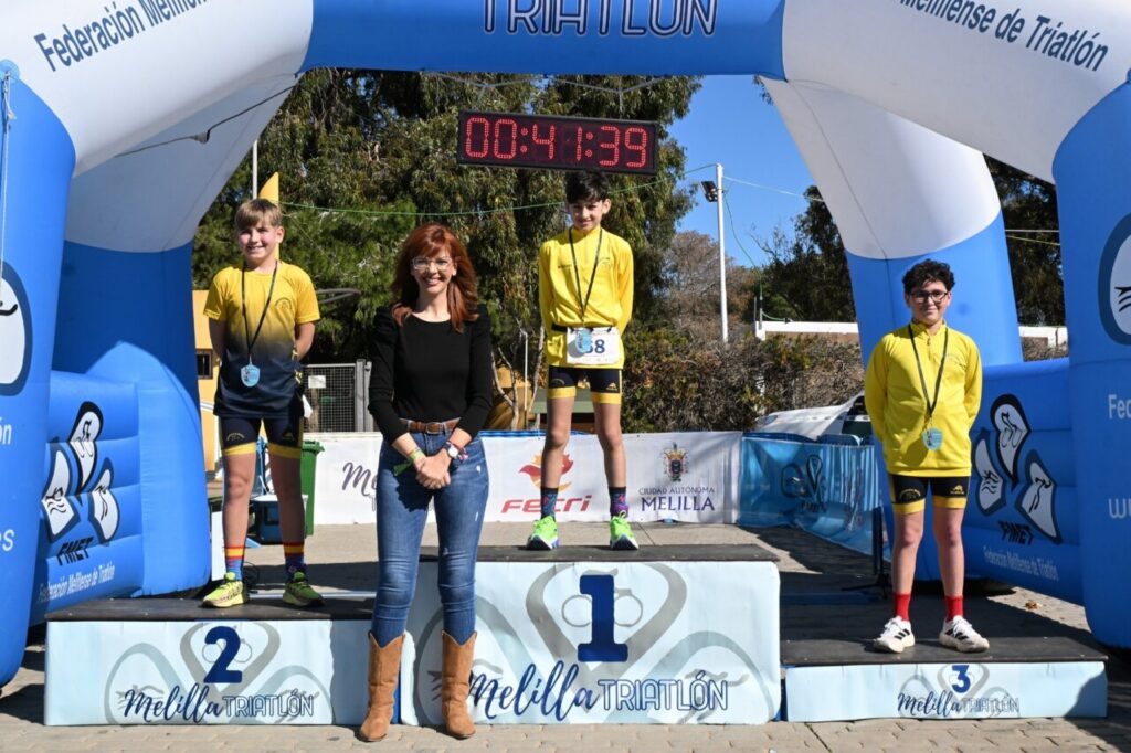 Podio del Campeonato de Duatlón de Melilla con triatletas y medallas