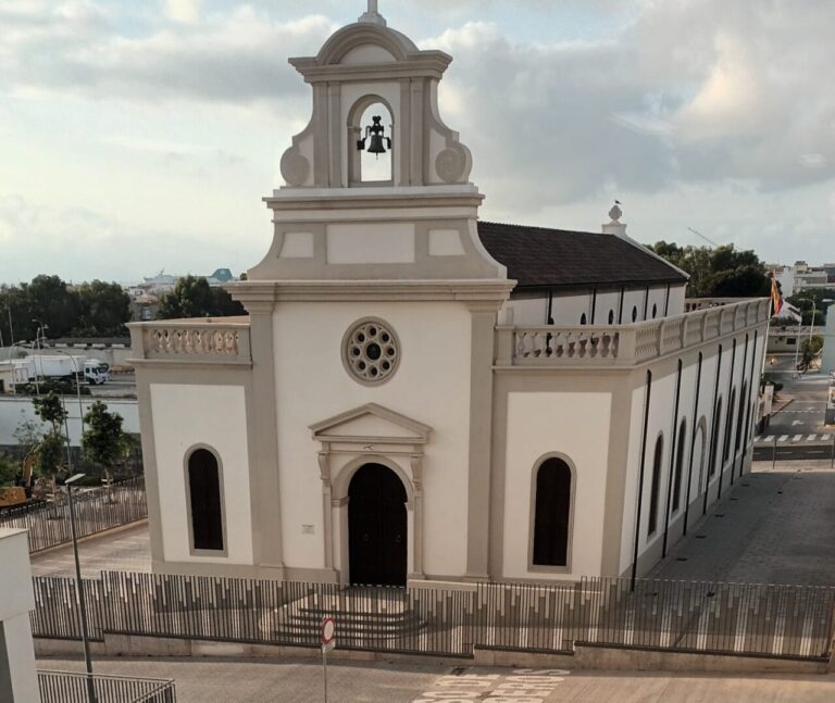 Vista exterior de la Capilla de Cristo Rey en Melilla
