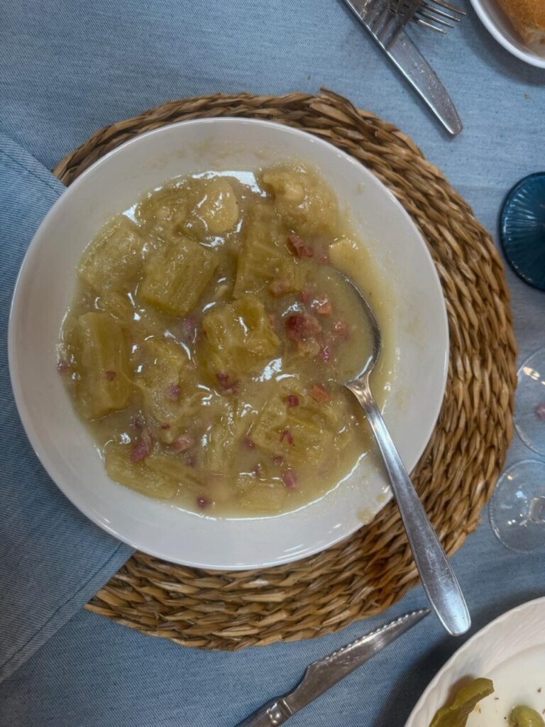 Plato de cardo navarro con tropezones ibéricos en un bol blanco