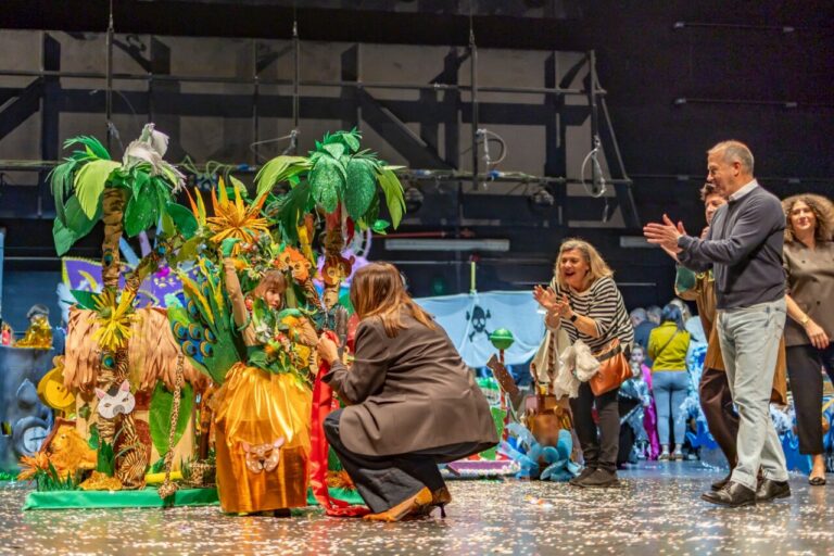Niña disfrazada en el Carnaval de Melilla con decoración colorida