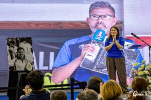 Martina Giménez leyendo una carta en homenaje a su padre Óscar Giménez.