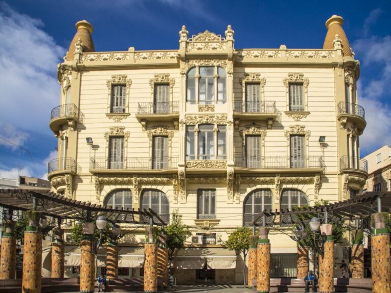 Edificio modernista en Melilla con detalles arquitectónicos elaborados