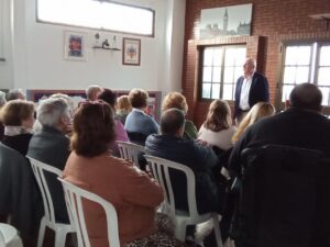 Daniel Ventura hablando sobre problemas de agua en Melilla ante asistentes