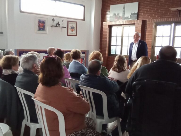 Daniel Ventura hablando sobre problemas de agua en Melilla ante asistentes