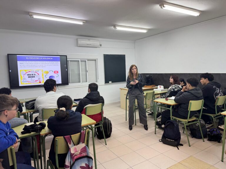 Charla sobre el ciclo de la violencia en un aula con estudiantes