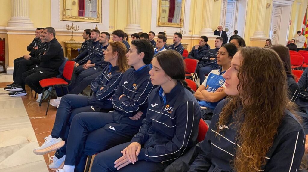 Miembros del Club Voleibol Melilla en un acto de homenaje en la Ciudad Autónoma.