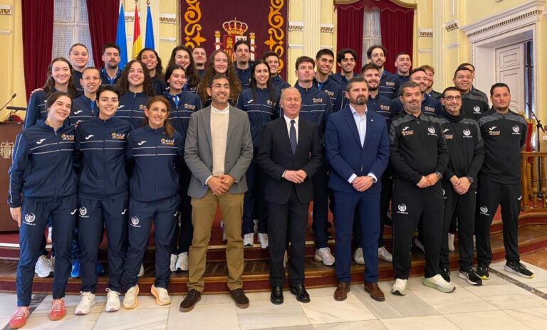 Equipo del Club Voleibol Melilla en un acto de reconocimiento en la Ciudad Autónoma