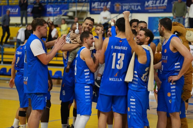 Jugadores del Club Melilla Baloncesto celebrando una victoria en el partido