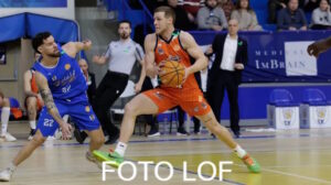 Jugador del Club Melilla Baloncesto en acción durante un partido