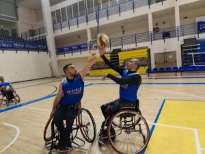 Jugadores de baloncesto en silla de ruedas entrenando en el club Melilla