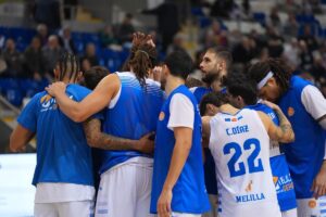 Jugadores del Club Melilla Baloncesto en un momento de concentración