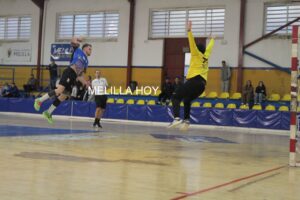 Jugadores del Club Melilla Balonmano en acción durante un partido