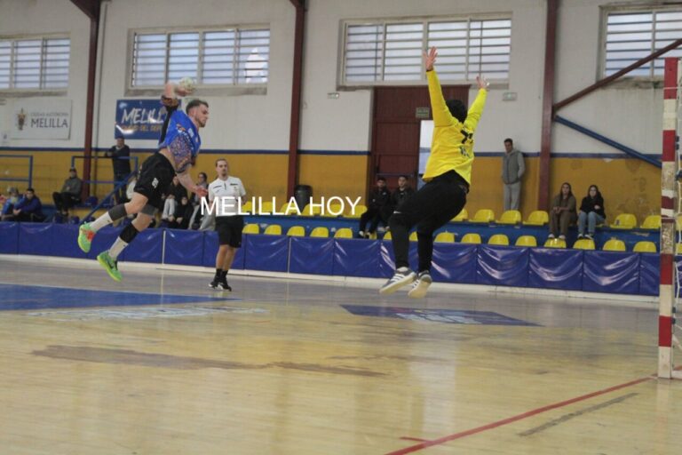 Jugadores del Club Melilla Balonmano en acción durante un partido