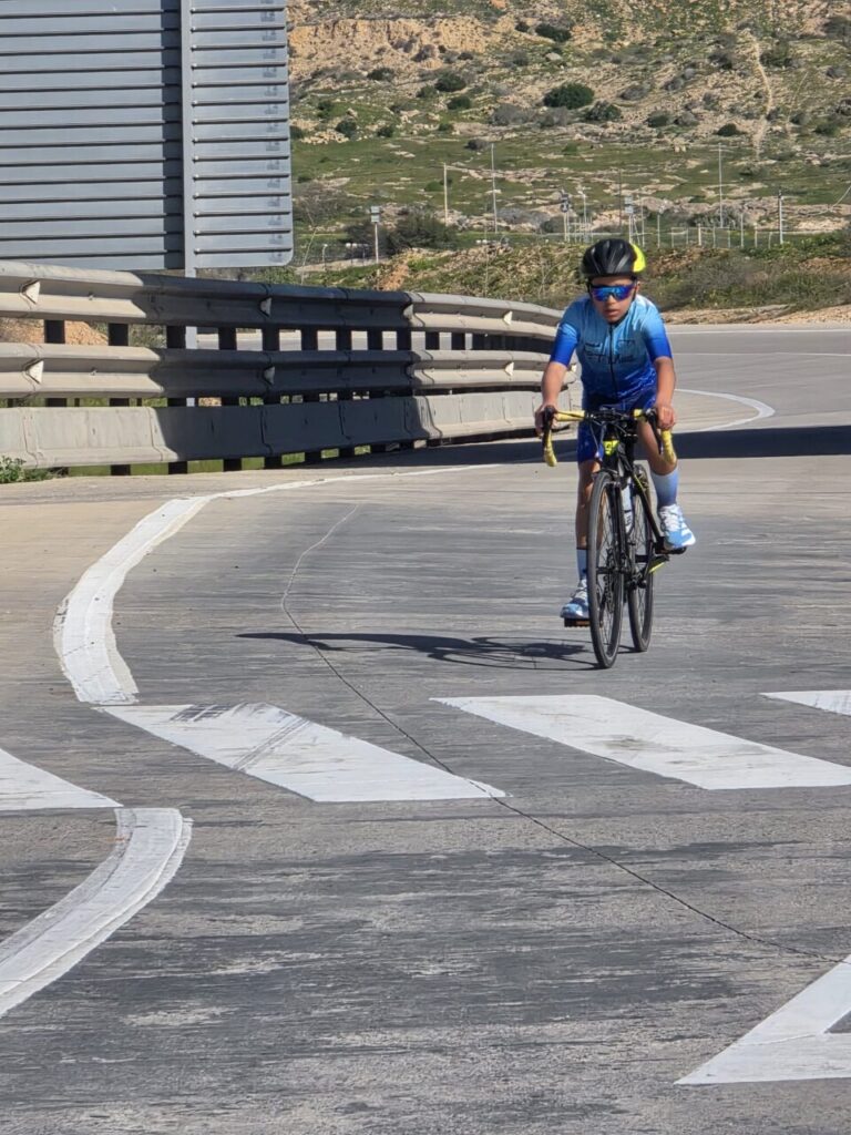 Niño compitiendo en ciclismo durante evento del Club Triatlón Melilla