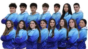 Equipo del Club Triatlón Melilla posando con sudaderas azules